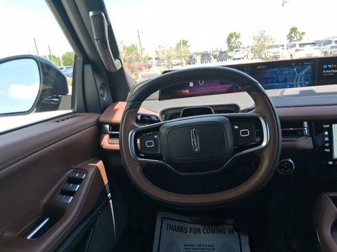Used 2025 Lincoln Navigator Reserve AWD/4WD image 9
