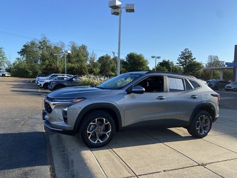 Used 2025 Chevrolet Trax LT w/ LT Convenience Package FWD image 7