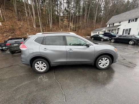 Used 2016 Nissan Rogue SV image 3