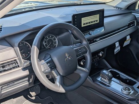 New 2025 Mitsubishi Outlander ES image 14