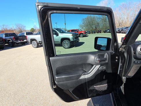 Used 2017 Jeep Wrangler Unlimited Rubicon w/ Max Tow Package image 12