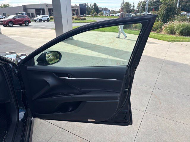 Used 2018 Toyota Camry XLE FWD image 33