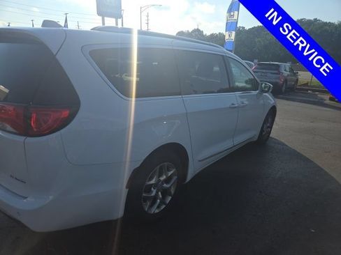Used 2018 Chrysler Pacifica Limited FWD image 4