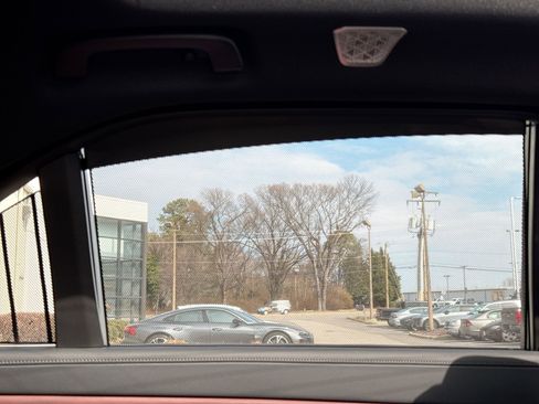 Used 2025 BMW 760i xDrive w/ Premium Package image 19