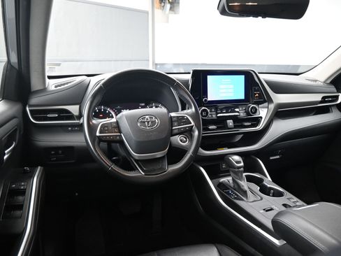 Certified 2024 Toyota Highlander XLE image 20