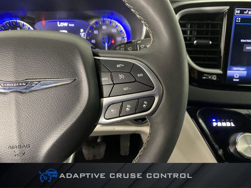 Used 2024 Chrysler Pacifica Touring-L image 23