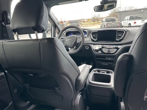 New 2026 Chrysler Pacifica Select image 23