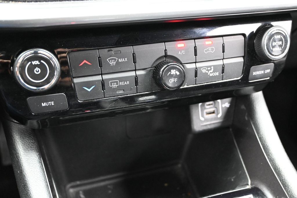 Used 2024 Jeep Compass Latitude AWD/4WD image 41