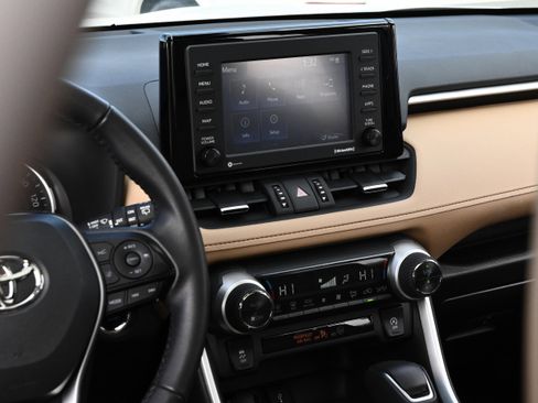 Used 2022 Toyota RAV4 XLE Premium image 22