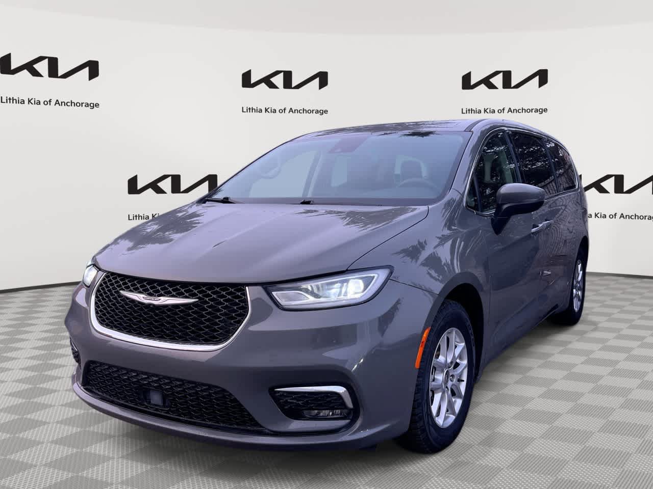 Used 2023 Chrysler Pacifica Touring-L FWD image 1