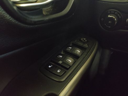 Used 2020 Jeep Cherokee Latitude Plus AWD/4WD image 27