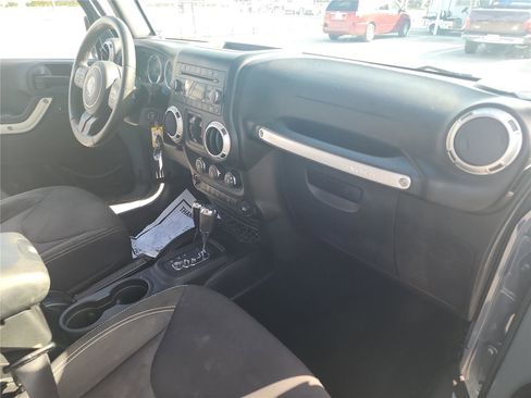 Used 2015 Jeep Wrangler Unlimited Sahara w/ Connectivity Group image 30