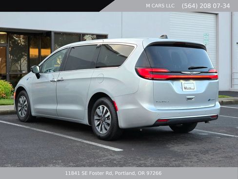 Used 2024 Chrysler Pacifica Limited FWD image 8
