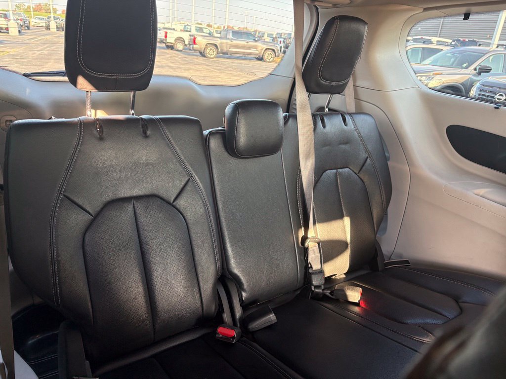 Used 2022 Chrysler Pacifica Touring-L FWD image 8