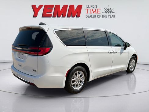 Used 2023 Chrysler Pacifica Touring-L FWD image 8