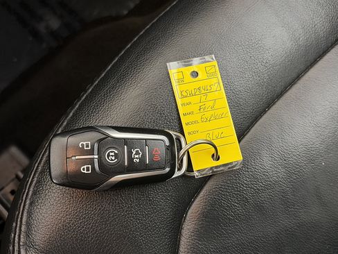 Used 2017 Ford Explorer XLT w/ Equipment Group 202A AWD/4WD image 33