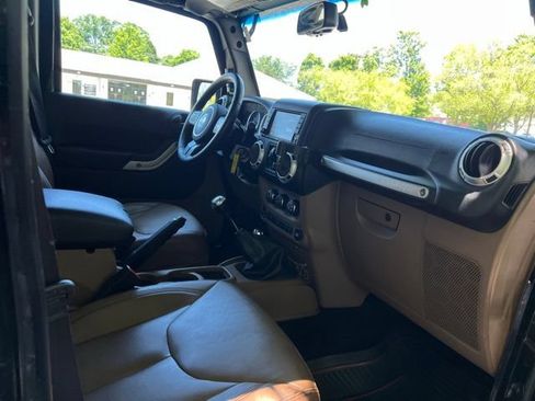 Used 2017 Jeep Wrangler Unlimited Sahara w/ Connectivity Group AWD/4WD image 19