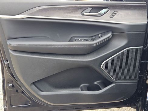 New 2025 Jeep Grand Cherokee Limited w/ Luxury Tech Group II image 22