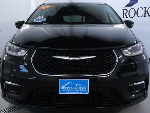 Used 2023 Chrysler Pacifica Touring-L image 2