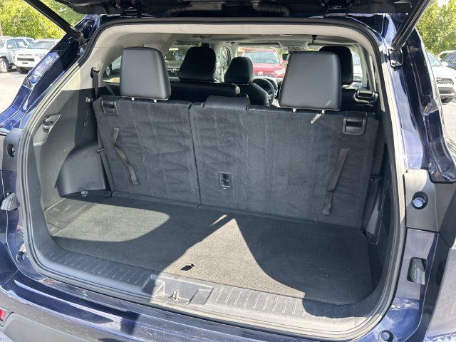 Used 2023 Toyota Highlander XLE FWD image 12