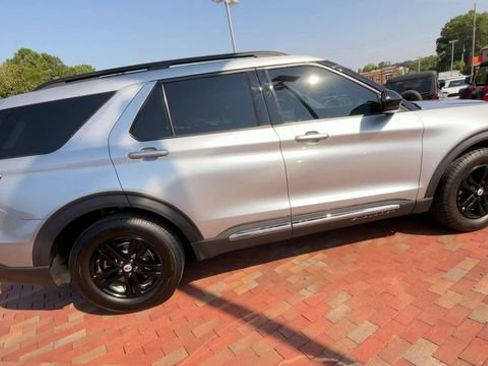 Used 2023 Ford Explorer XLT RWD image 2
