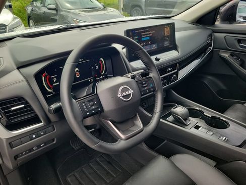 Used 2025 Nissan Rogue SL w/ SL Premium Package FWD image 18