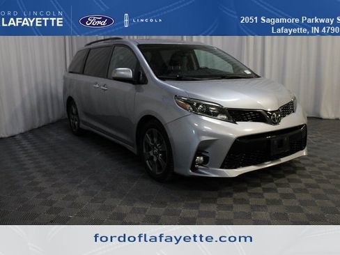 Used 2018 Toyota Sienna SE image 1
