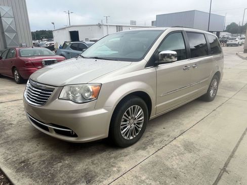 Used 2014 Chrysler Town & Country Touring-L w/ Driver Convenience Group FWD image 3