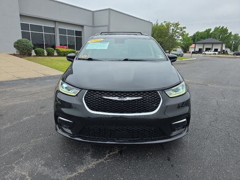 Used 2022 Chrysler Pacifica Touring-L FWD image 3