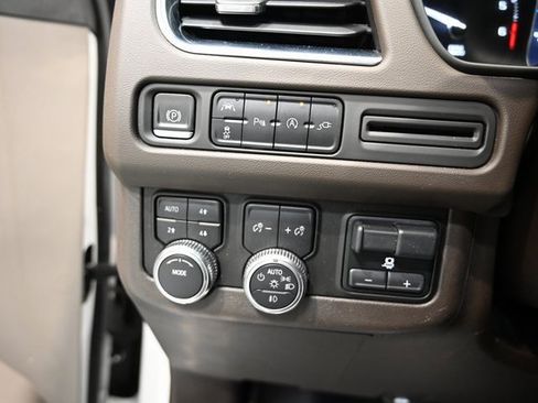 Used 2021 GMC Yukon XL SLT w/ SLT Premium Package image 27