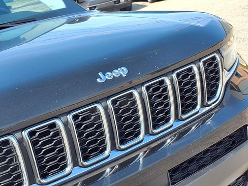 Used 2023 Jeep Grand Cherokee L Laredo image 27