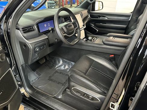 Certified 2024 Jeep Wagoneer Series II w/ Flexible Seating Group AWD/4WD image 8
