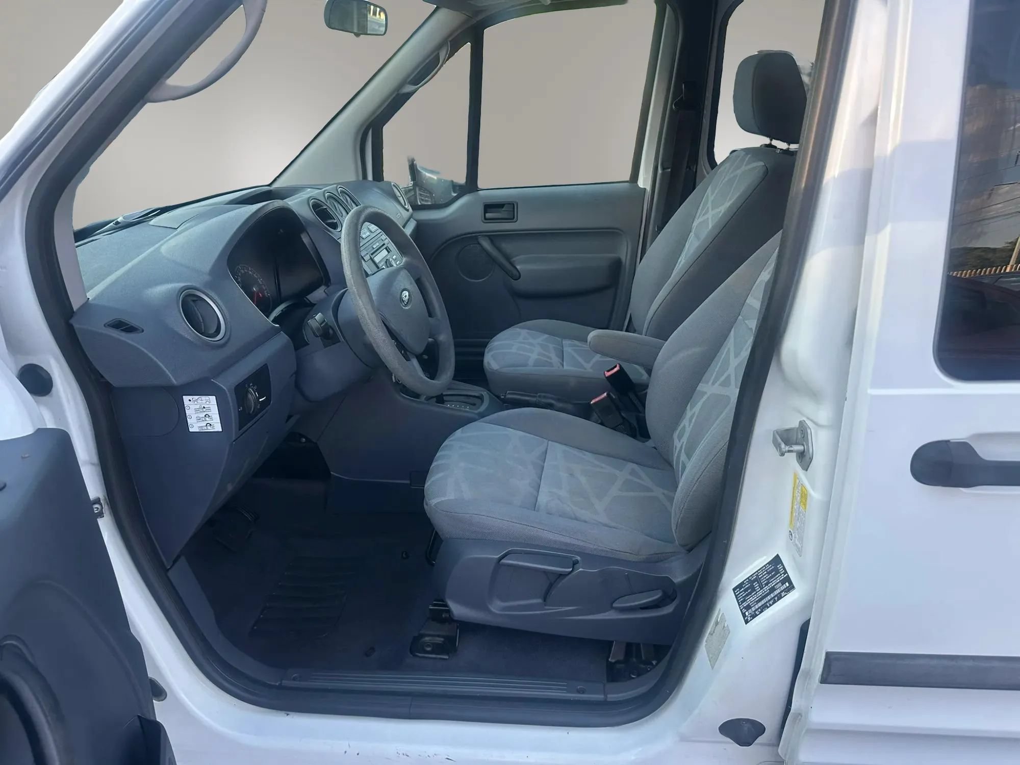 Used 2010 Ford Transit Connect XLT FWD image 5