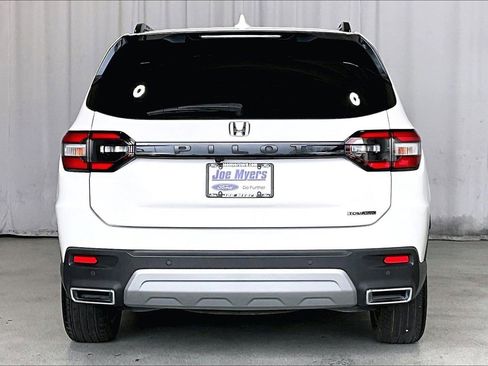 Used 2024 Honda Pilot Touring image 3
