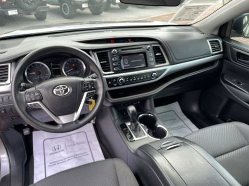 Used 2018 Toyota Highlander LE FWD image 19