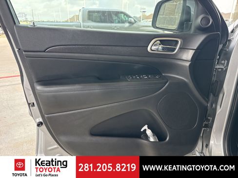 Used 2018 Jeep Grand Cherokee Laredo image 11