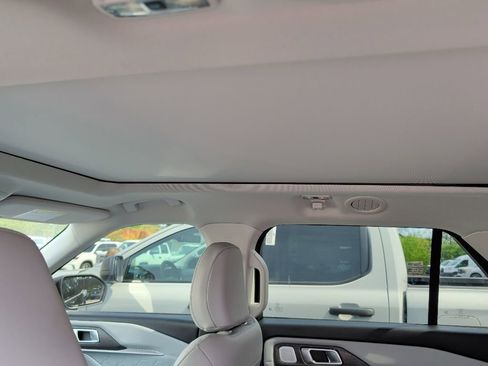 Used 2025 Ford Explorer Platinum w/ Ultimate Package AWD/4WD image 11