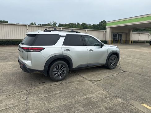 Used 2024 Nissan Pathfinder SV w/ SV Premium Package FWD image 11