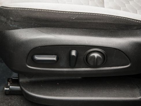 Used 2018 Chevrolet Equinox LT FWD image 10