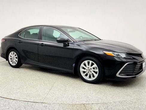 Used 2023 Toyota Camry LE image 3