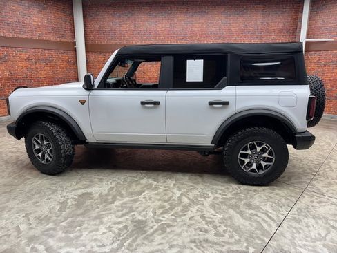 Used 2023 Ford Bronco Badlands image 2
