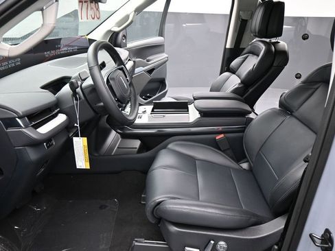 New 2026 Lincoln Navigator Reserve AWD/4WD image 3