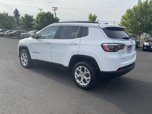 Used 2024 Jeep Compass Latitude AWD/4WD image 3