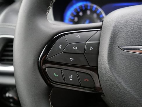 Used 2025 Chrysler Pacifica Limited FWD image 18