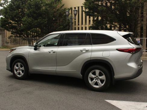 Used 2022 Toyota Highlander L AWD/4WD image 9