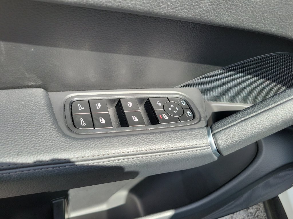 Used 2023 Porsche Cayenne Platinum Edition AWD/4WD image 22