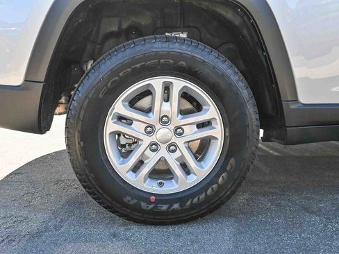 New 2025 Jeep Grand Cherokee Laredo image 9