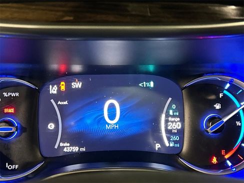 Used 2021 Chrysler Pacifica Limited w/ Uconnect Theater Family Group image 15