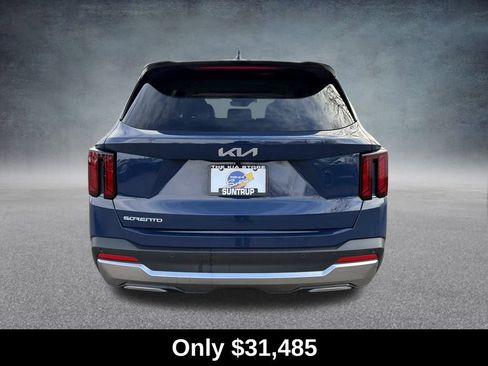 Used 2025 Kia Sorento S w/ Panoramic Sunroof Package image 4