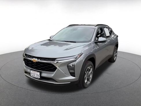 Used 2025 Chevrolet Trax LT FWD image 7